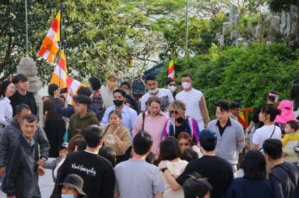 Chen chân lễ Phật, cầu an tại ngôi chùa nổi tiếng linh thiêng nhất Đà Nẵng